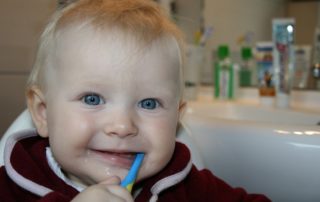brushing-teeth-787630_1280-1280x768
