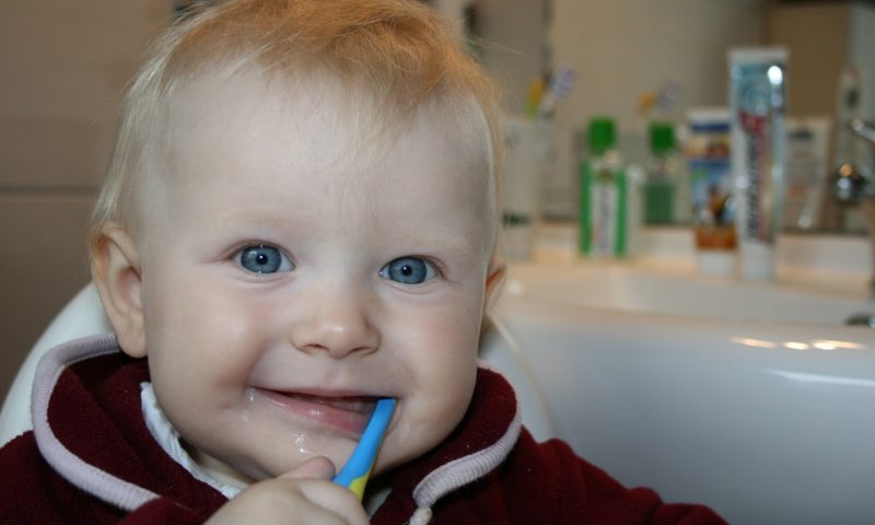 brushing-teeth-787630_1280-1280x768