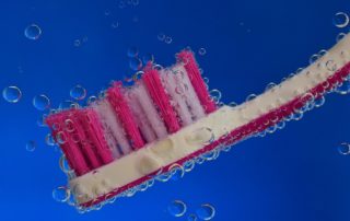 toothbrush-2675520_1280-1280x768