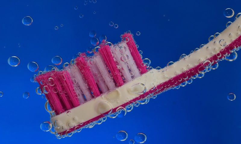 toothbrush-2675520_1280-1280x768